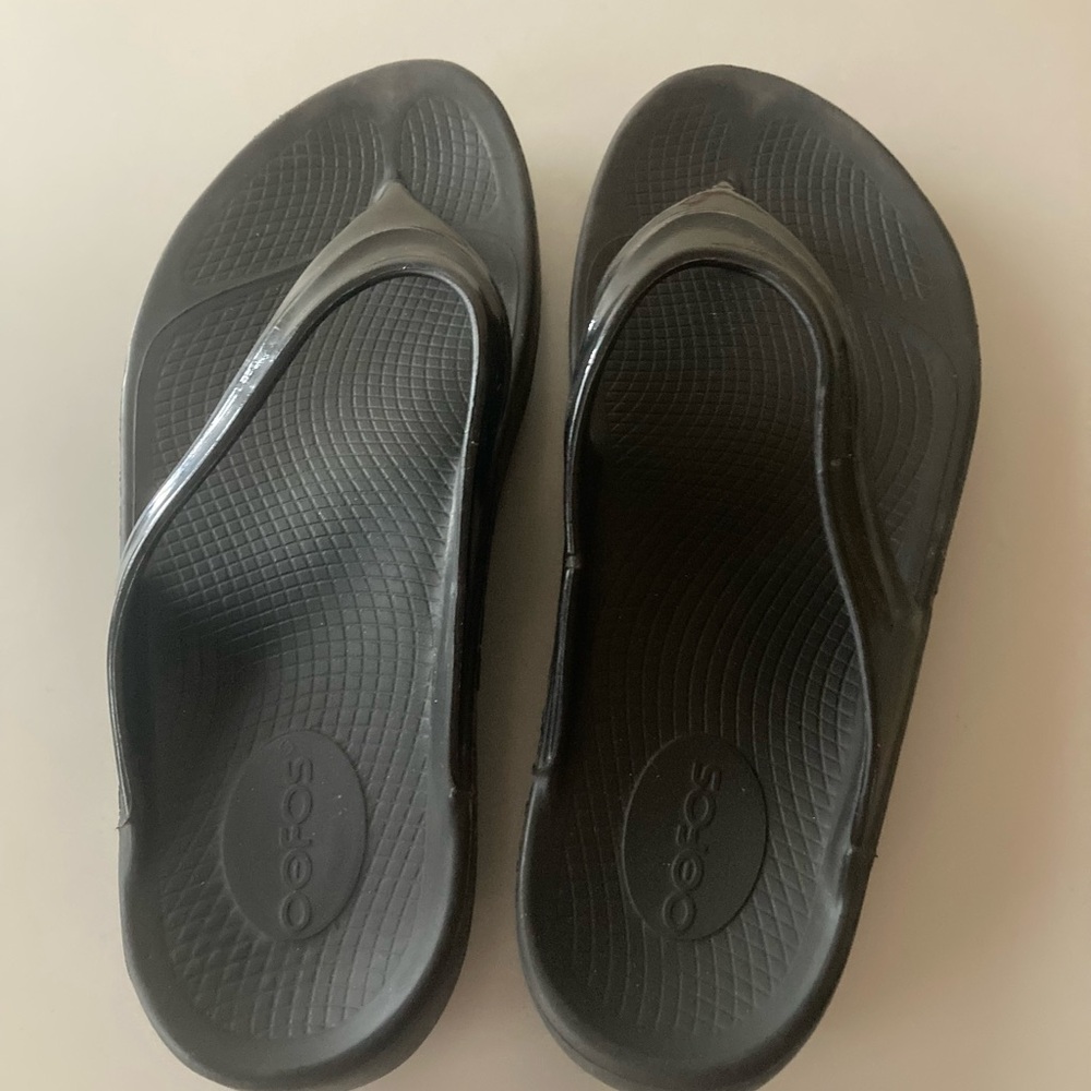OOFOS Black Comfort Sandals - Picture 3 of 8